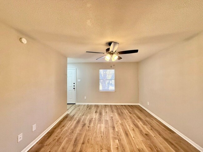Building Photo - Tour Today!  Newly Renovated 2-Bedroom, 1-Bath Duplex!