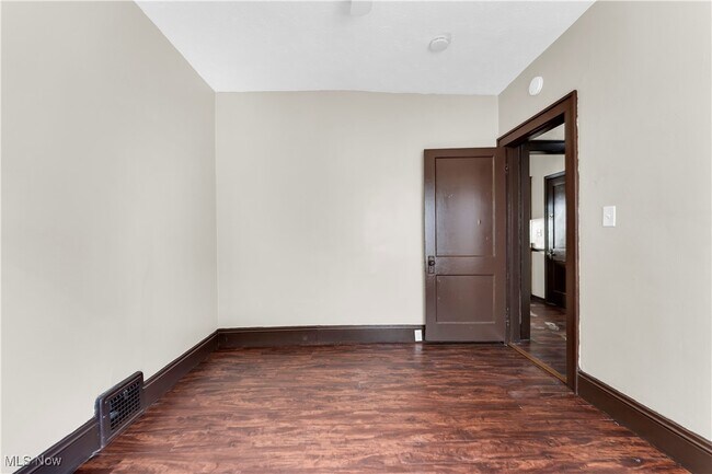 Building Photo - 4931 E 109th St