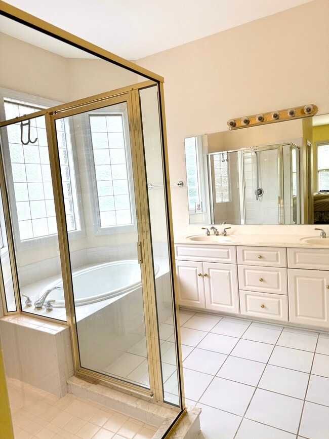 Building Photo - 100 Cottonwood Creek Ln