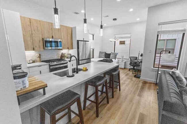 Building Photo - 6740 Peerless St