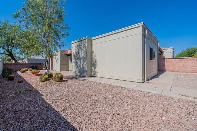 Building Photo - Move-In Ready 2-Bed Tucson Home with Natur...