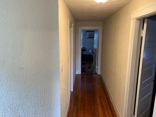 Building Photo - Huge 5 bed In Davis Square