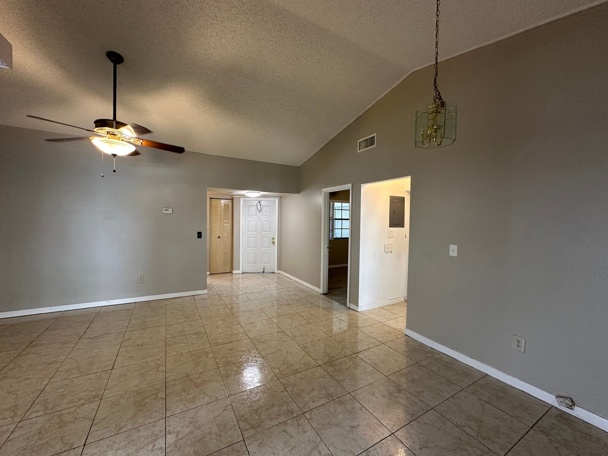 Building Photo - 1024 S Independence Dr