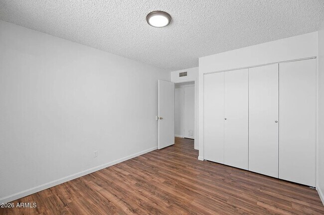 Building Photo - 1664 E Del Rio Dr