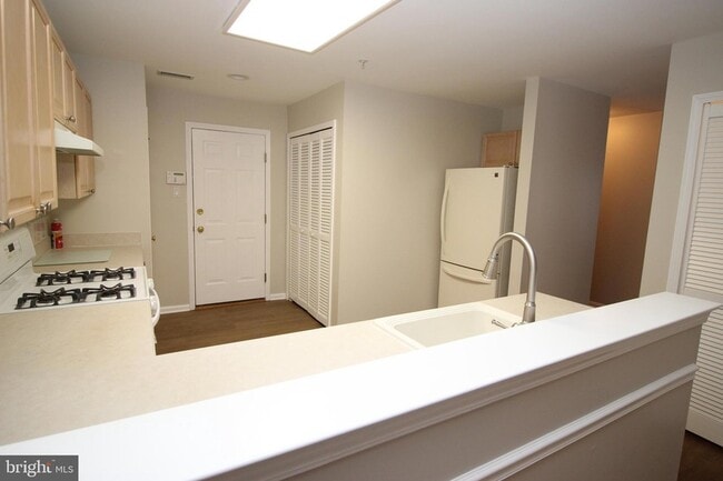 Building Photo - 1004 Julian Dr W