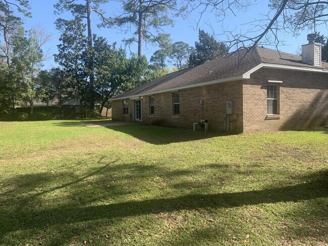 Building Photo - "Spacious 4-Bedroom Gem with 2 Full Baths ...