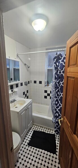 Building Photo - 394 Riverway