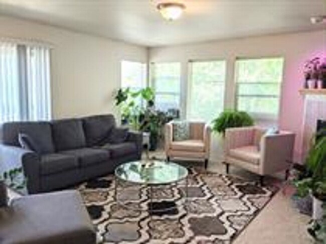Building Photo - This great condo is a must see!