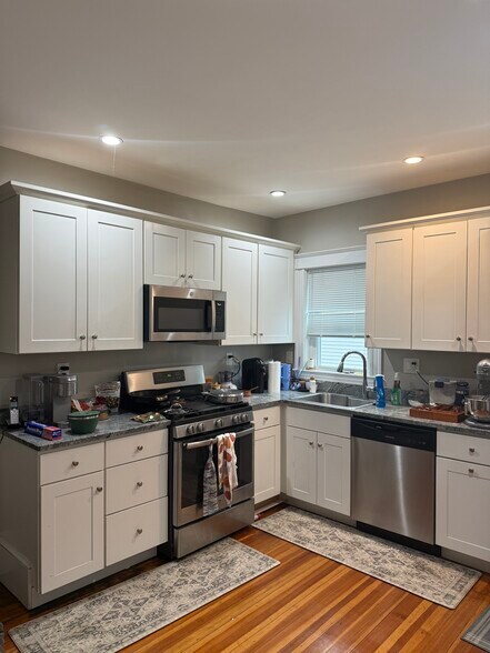 Building Photo - 14 Varnum St