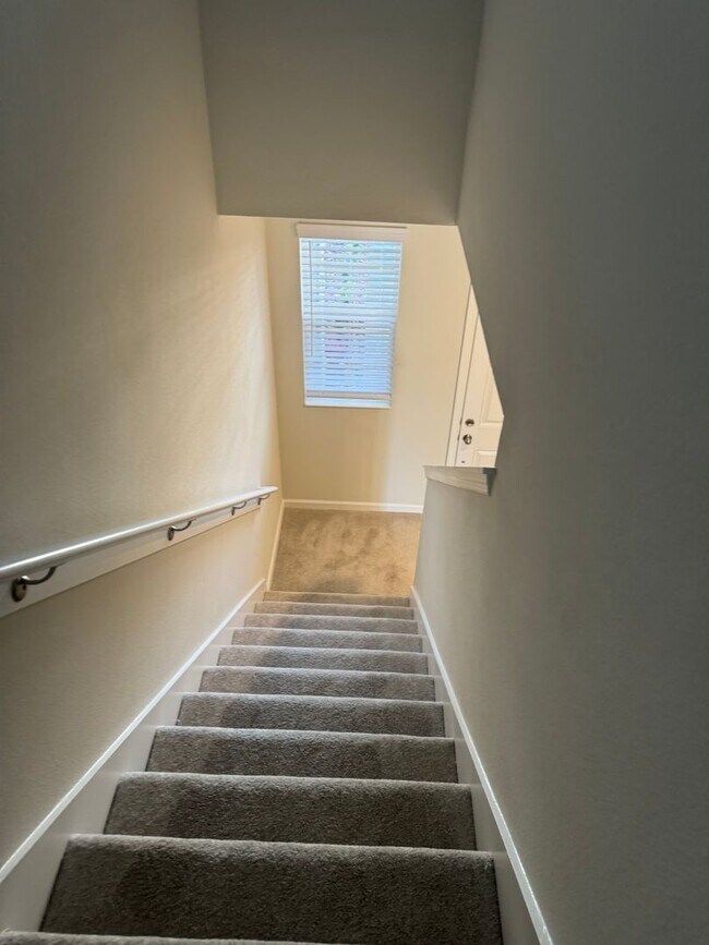 Building Photo - GATED 3 BEDROOM, 2.5 BATHROOM IN OVIEDO