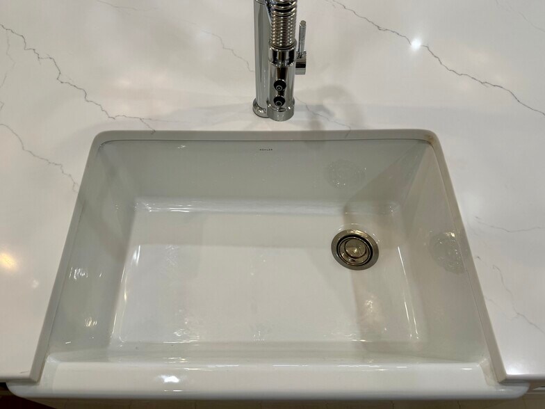 Building Photo - 906 Main St