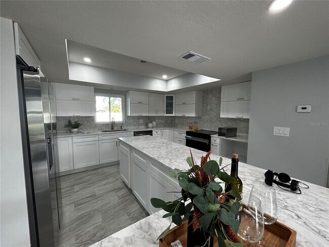 Building Photo - 6370 Conniewood Square