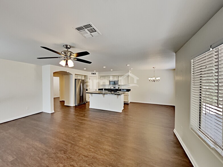 Building Photo - 518 W San Remo St