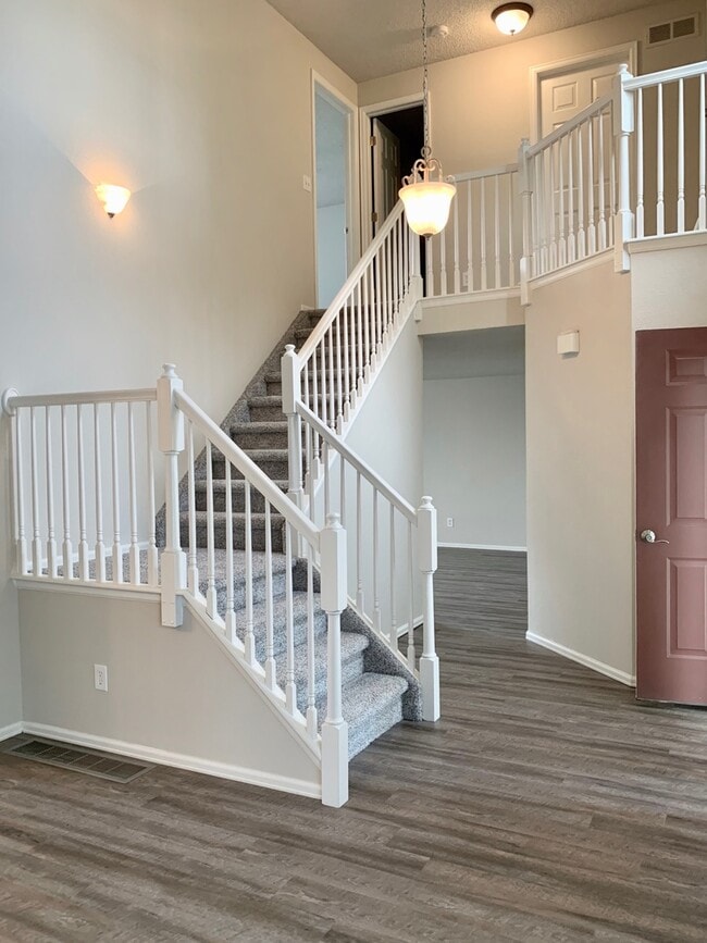 Building Photo - Renovated 4 BR/4BA Home with Large Backyar...