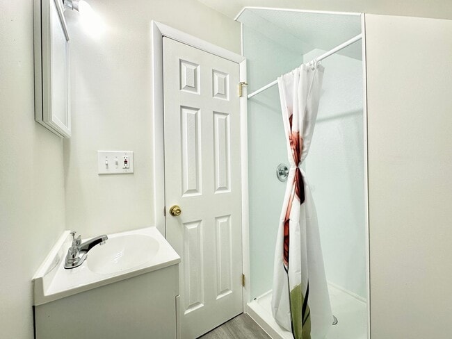 Building Photo - 4 Bed + 2 Bath - Screened in Porch! Pets W...