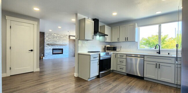 Building Photo - 3 Bedroom Home in North Marysville - $500 ...