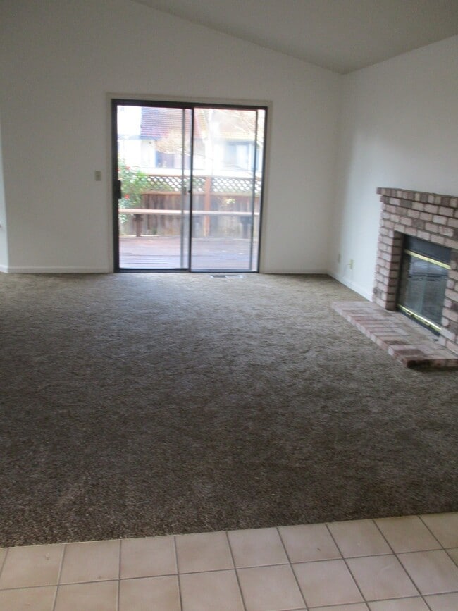 Building Photo - Single Family Home walking Distance to the...