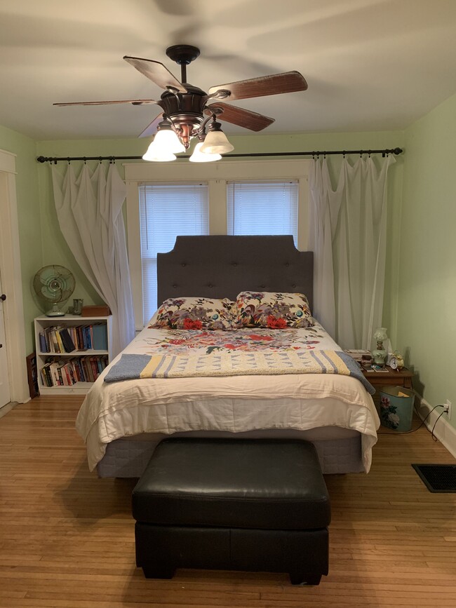 Master bedroom - 704 W Cherokee Dr