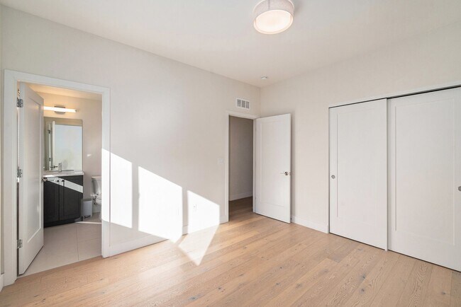 Building Photo - Spacious 3-Bedroom Townhome in the Heart o...