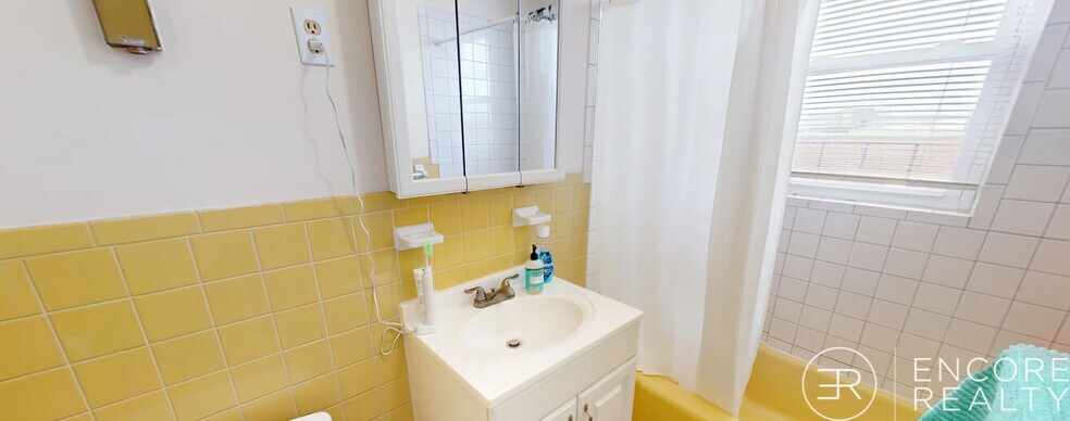 Building Photo - 402 Highland Ave