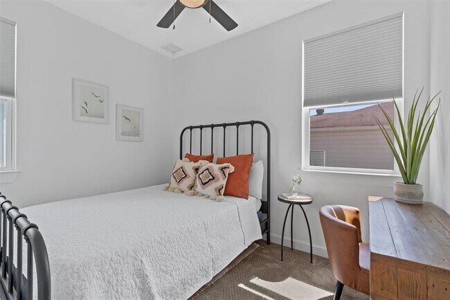 Building Photo - 2411 E 11th St