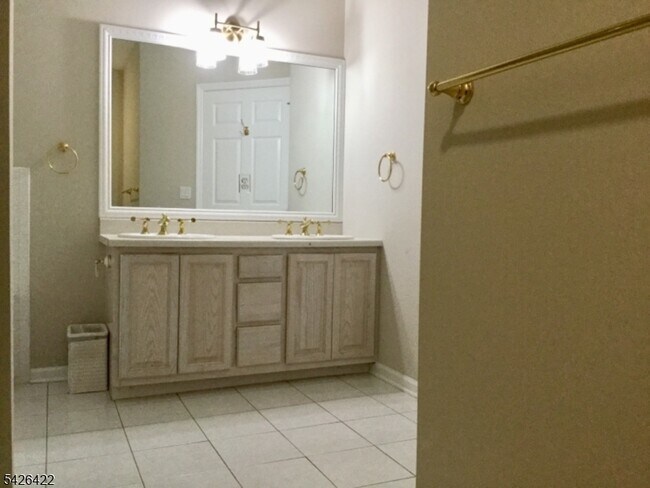 Building Photo - 2112 Clinton Ln