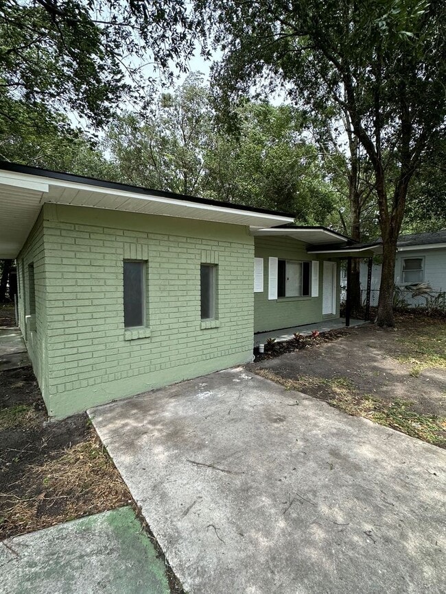 Building Photo - **4/2 BR Single Family home : Available Now
