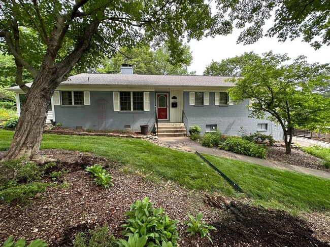 Primary Photo - 3 Bedroom House: Walking Distance to Campu...