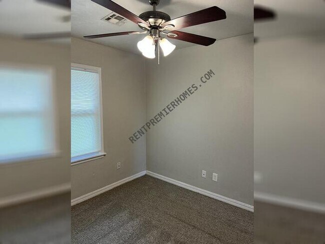 Building Photo - 2000 Lanesboro Dr