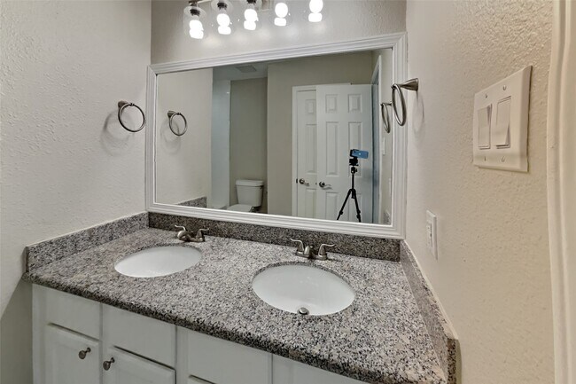 Building Photo - 18327 Bluewater Cove Dr