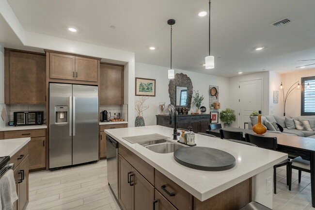 Building Photo - 2629 S Equestrian Dr