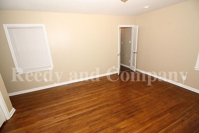Building Photo - 5127 Kingswood Cir
