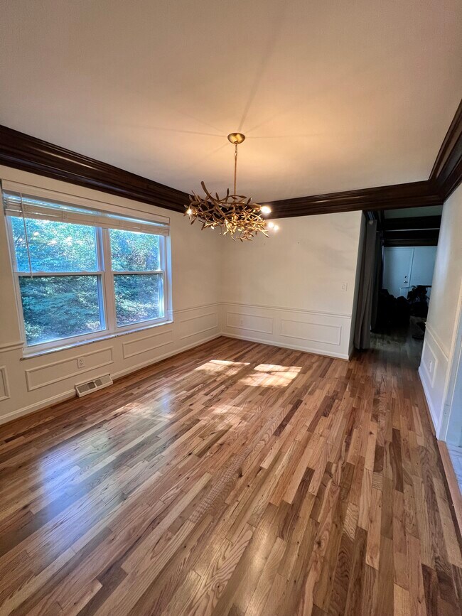 Building Photo - 680 Overland St