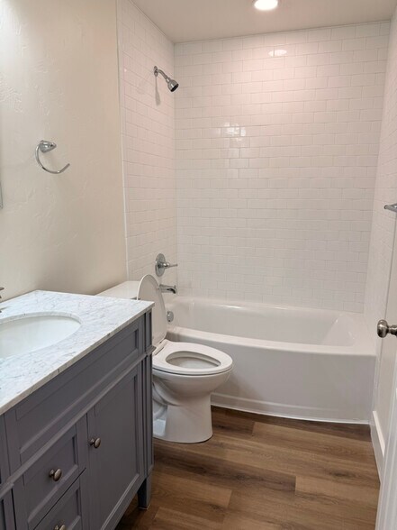 Building Photo - 140 Village Dr