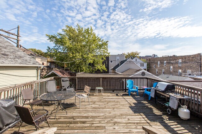 Building Photo - Massive 4bed/2bath DUPLEX in the HEART of Bucktown/Wicker Park! In-Unit Laundry! Central Air!