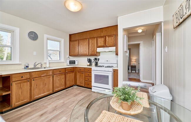 Building Photo - 3135 La Vista Dr