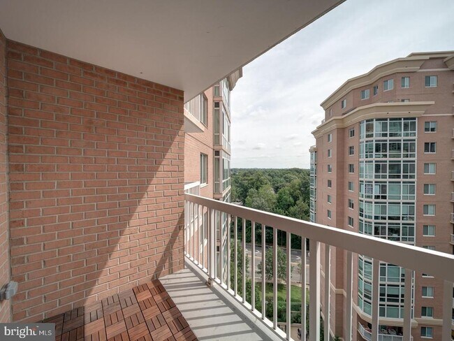 Building Photo - 3101 N Hampton Dr
