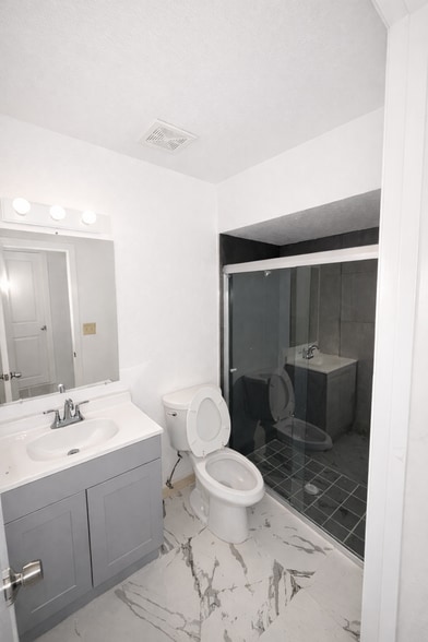 Building Photo - 1605 Common Dr