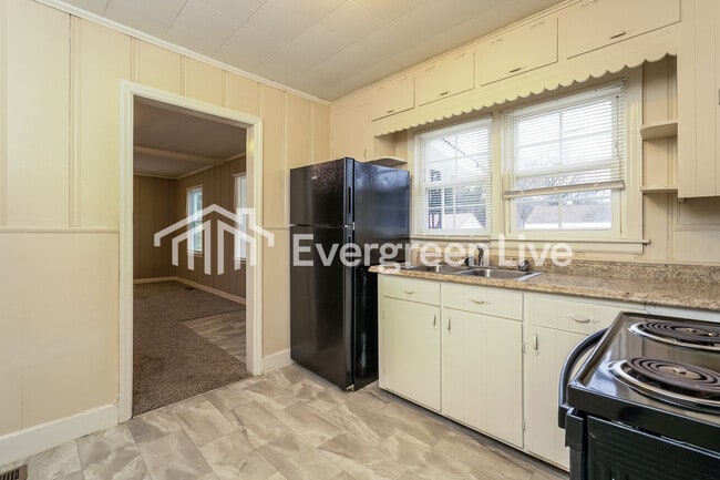 Building Photo - 222 Charles Ave