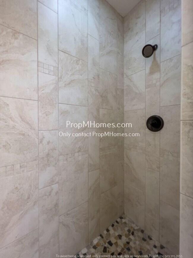 Building Photo - Luxury Two Bedroom Townhouse in NE!