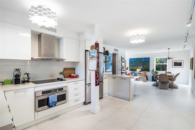 Building Photo - 61 Collins Ave