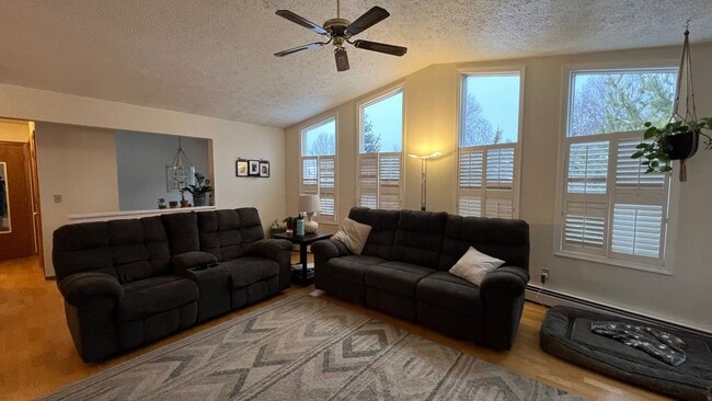 Building Photo - Single Family House off Turpin! 3 Bed/2 Ba...