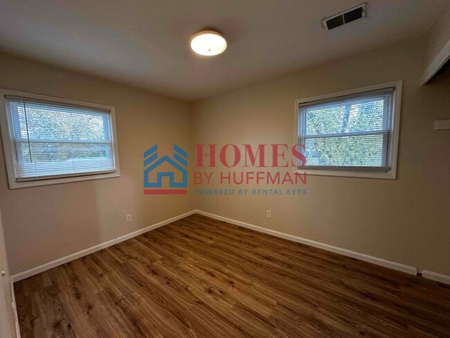 Building Photo - Two Bedroom Apartment | Upstairs | Boonville