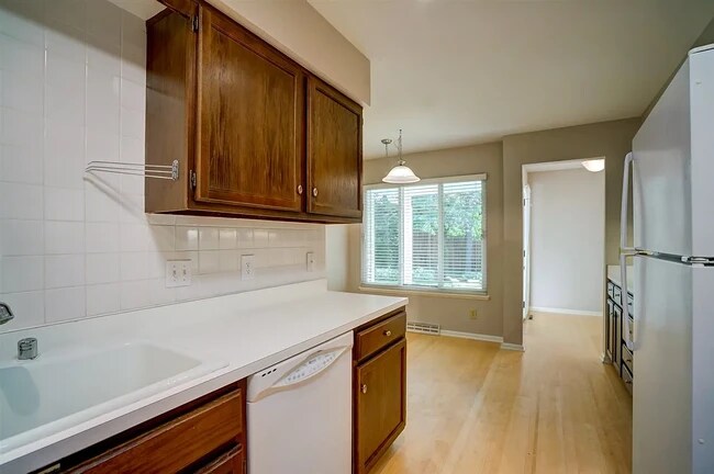 Building Photo - 11 Gray Birch Trl