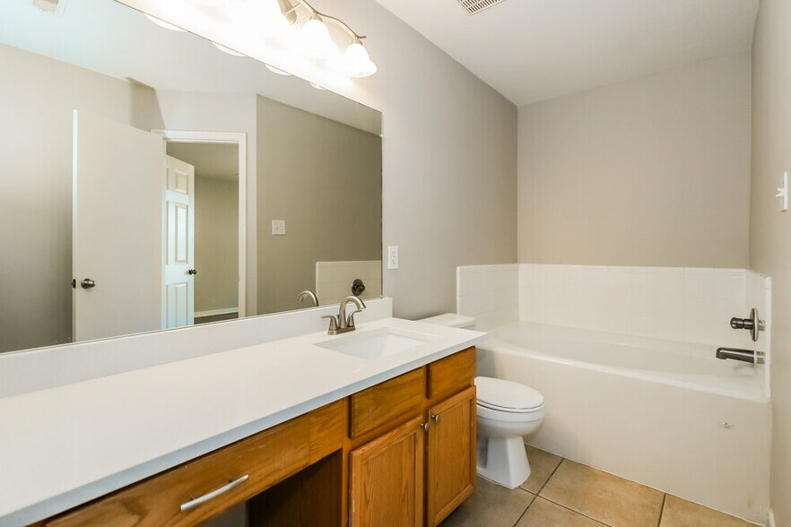 Building Photo - 7627 Cypress Edge Dr