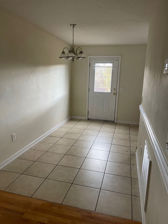 Building Photo - 2 Bdrm/1 Full & 2 Half Bath Condo ? Gray/J...