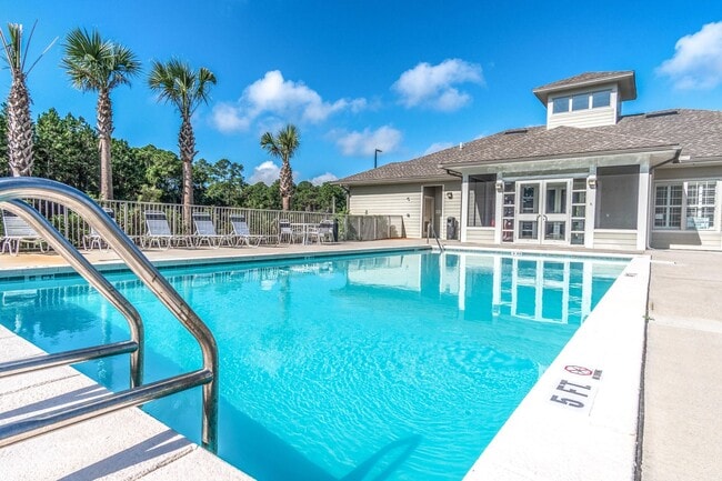 Building Photo - Beautiful Two Bedroom Apartment in Fort Walton Beach!