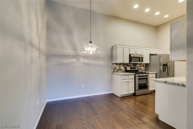 Building Photo - 2305 W Horizon Ridge Pkwy