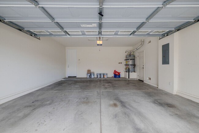 Building Photo - Beautiful 4Bd, 4Bth home in Guard Gated Community near Tivoli Village.