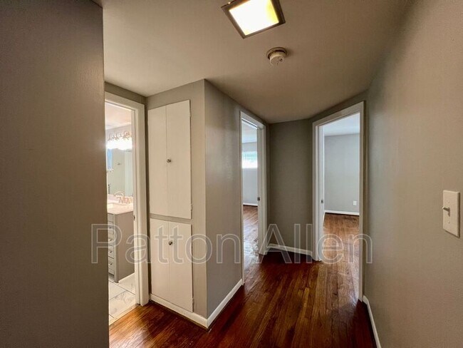 Building Photo - 1020 Hendersonville Rd